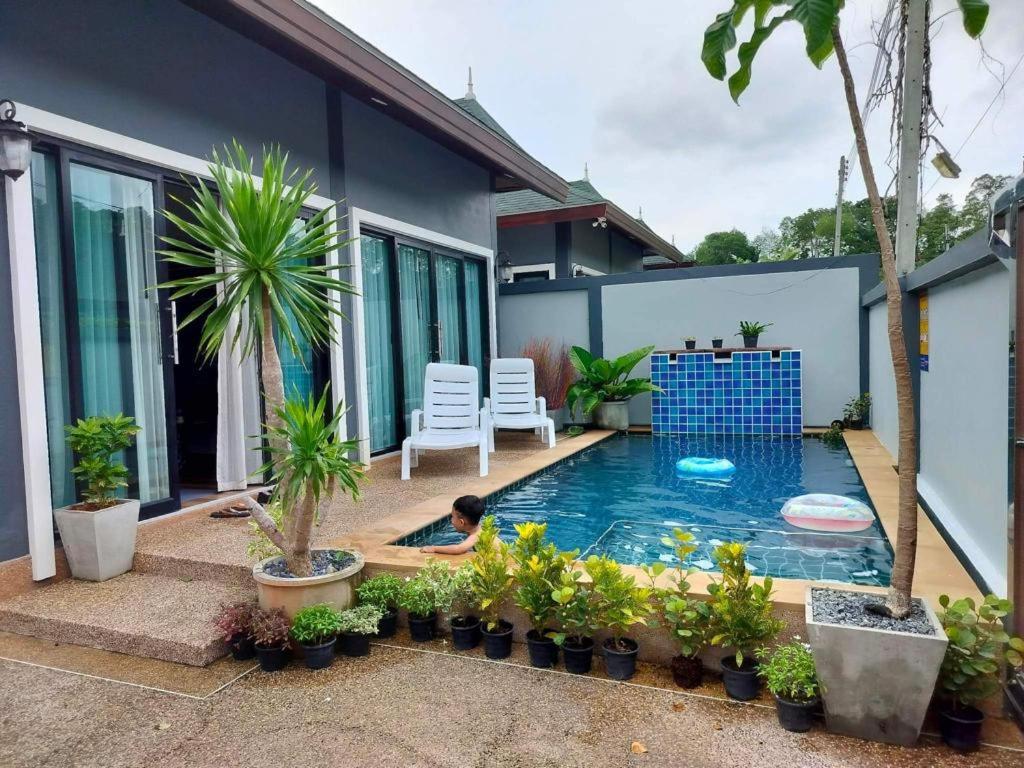 班奧南矛的住宿－Luxury Private Pool Villa-Ao Nang Krabi 2，在房子里游泳池游泳的人