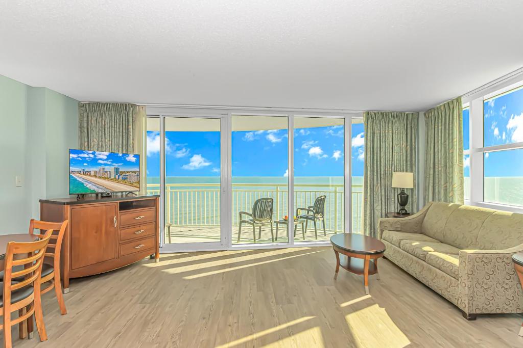 ein Wohnzimmer mit einem Sofa und Meerblick in der Unterkunft Sandy Beach 1612 in Myrtle Beach