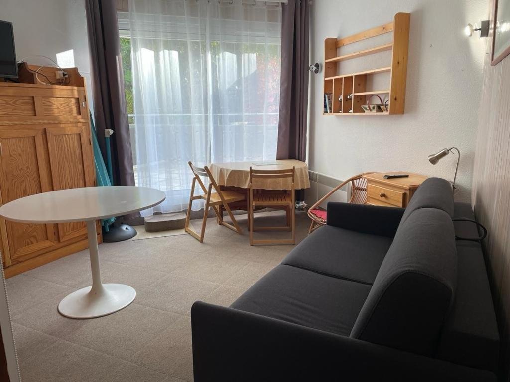 sala de estar con sofá y mesa en Studio Barèges, 1 pièce, 2 personnes - FR-1-403-102 en Barèges