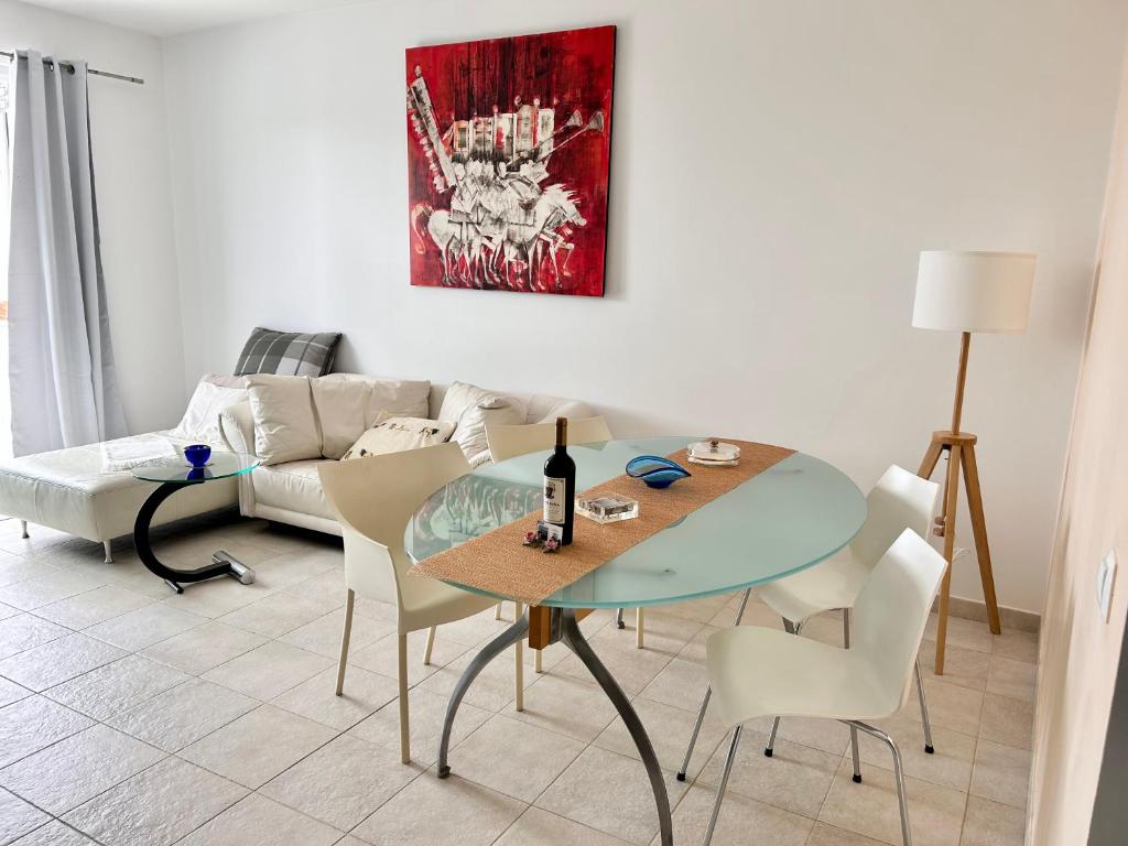 un soggiorno con tavolo e divano di Vista Dourada a Porto Santo