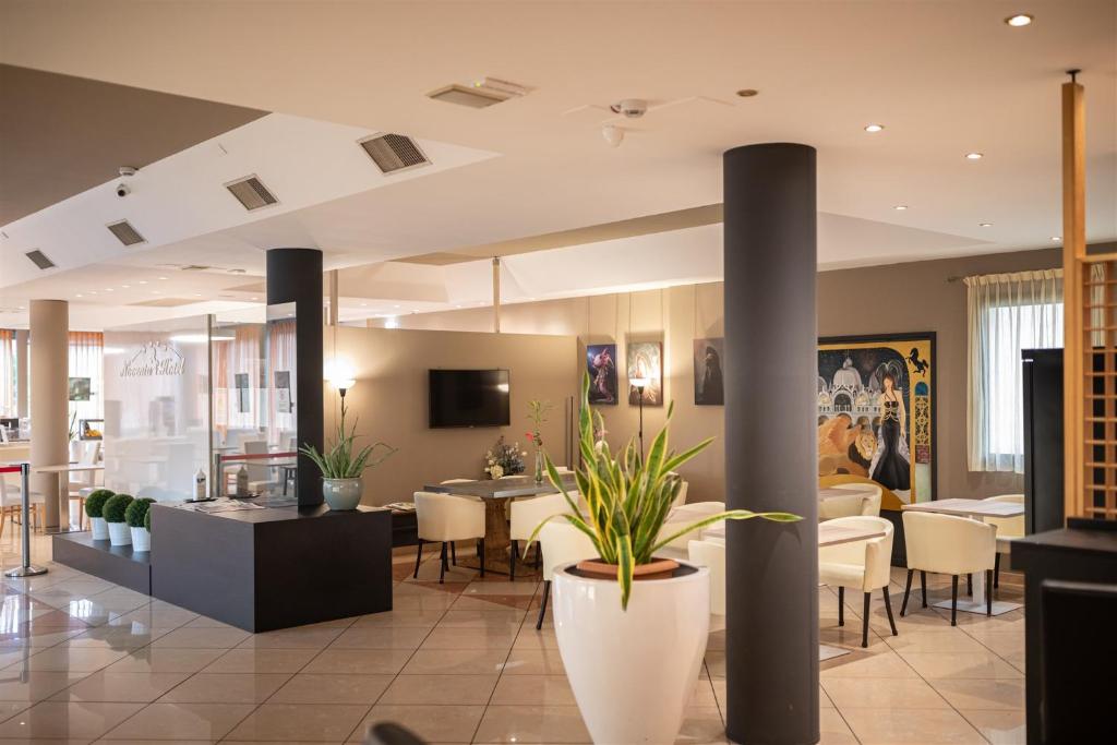 TV a/nebo společenská místnost v ubytování Noventa Hotel