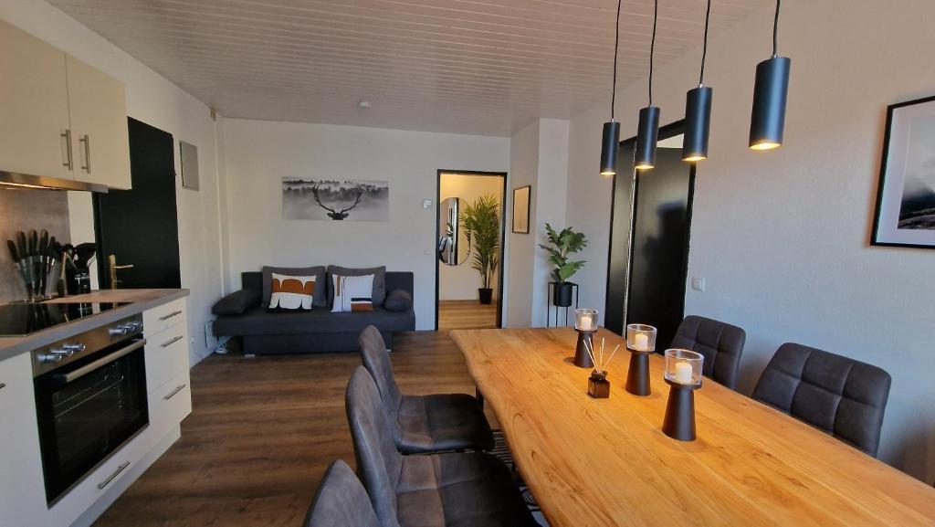 ein Esszimmer und ein Wohnzimmer mit einem Tisch und Stühlen in der Unterkunft WARTEN - Lake Lodge in Bregenz