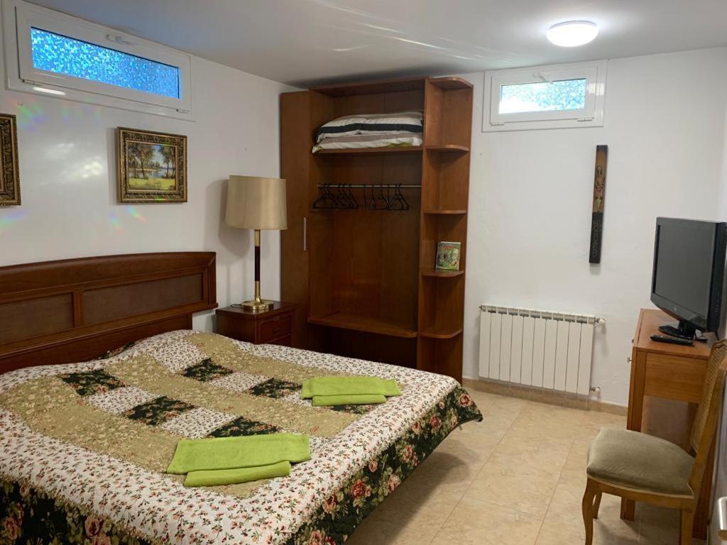 Televízia a/alebo spoločenská miestnosť v ubytovaní Casa Montgò