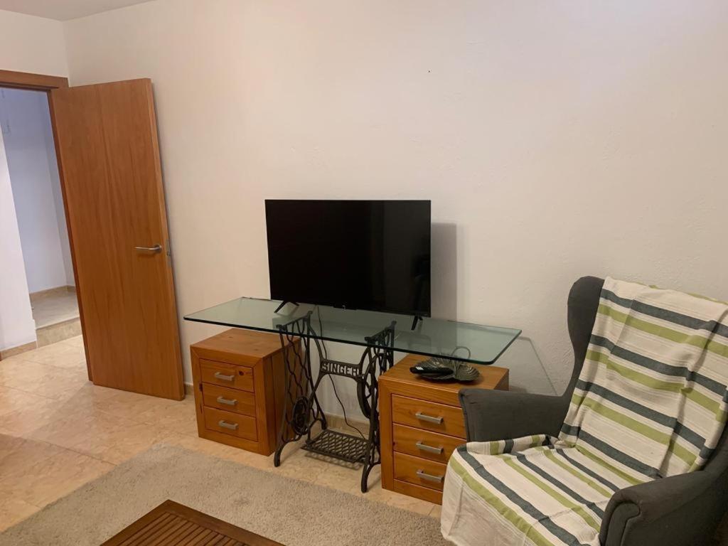 Televízia a/alebo spoločenská miestnosť v ubytovaní Casa Montgò