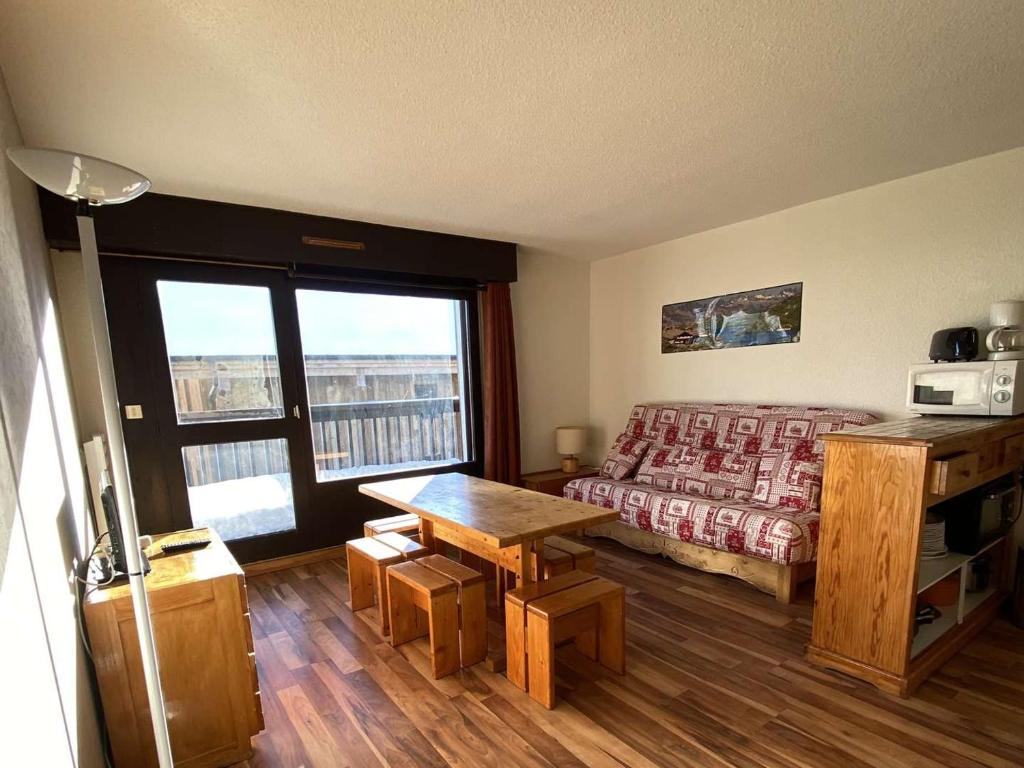 ラルプ・デュエズにあるAppartement Huez, 2 pièces, 6 personnes - FR-1-405-46のベッドルーム1室(ベッド1台、テーブル、窓付)