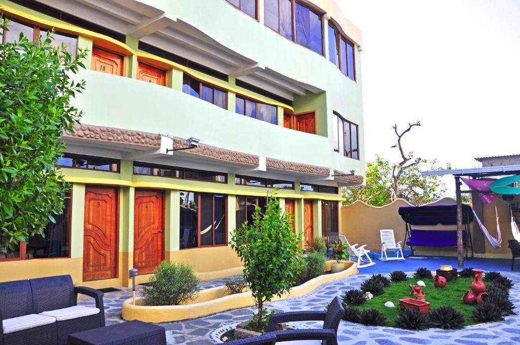 a building with a garden in front of it at Galápagos Eco Friendly in Puerto Baquerizo Moreno