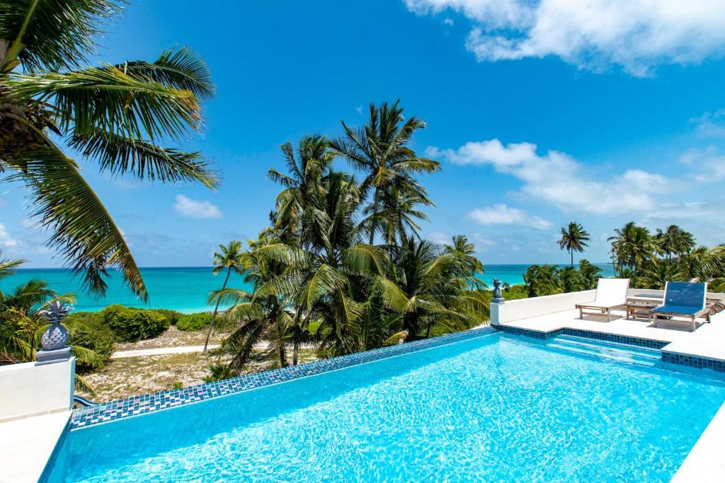 una piscina con vistas al océano en Pineapple House home, en Governorʼs Harbour