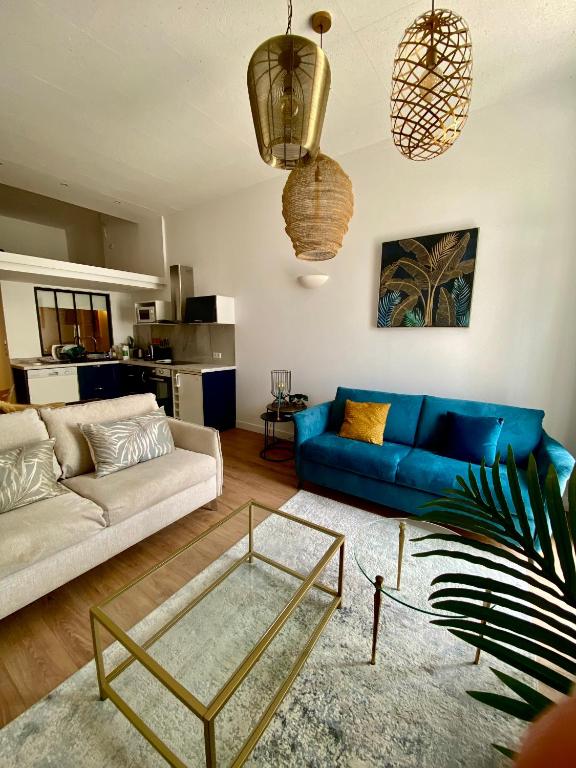 un salon avec un canapé bleu et une table dans l'établissement Le somptueux Le Gallia, à Cannes