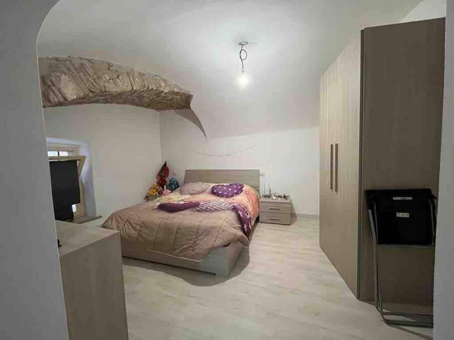 1 dormitorio con 1 cama y TV de pantalla plana en Appartamento con vista Narni, en Narni