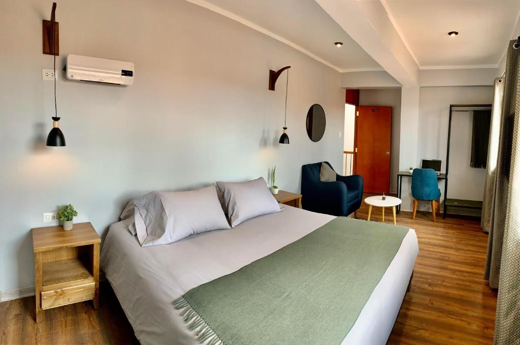 - une chambre avec un lit et une chambre avec des chaises dans l'établissement Casa Encuentro San Blas, à Cusco