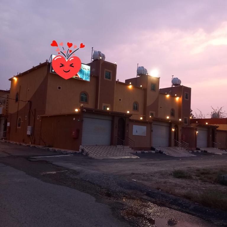 ein Gebäude mit einem Herz darüber in der Unterkunft لؤلؤ الدرب...ليالي ملكية in Qarār