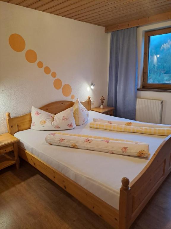 1 dormitorio con 2 camas y ventana en Ferienwohnung Nancy, en Jerzens
