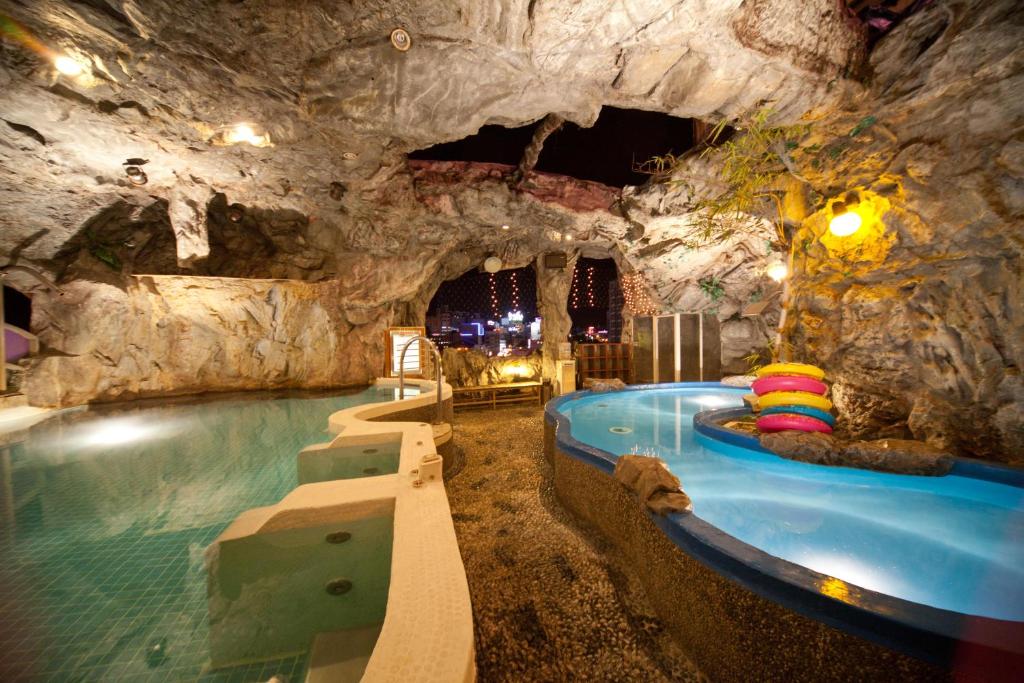 Bazén v ubytování Tian Long Hotel nebo v jeho okolí