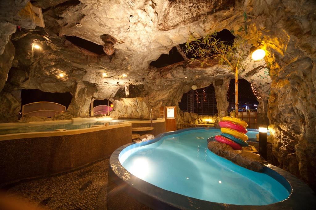 a bath room with a tub in a cave at Tian Long Hotel in Jiaoxi