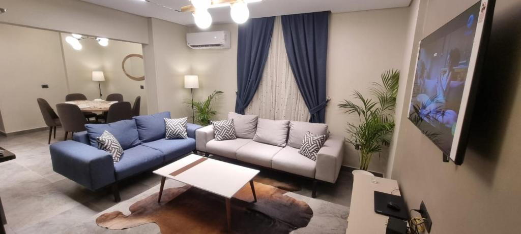 O zonă de relaxare la Luxury apartment El Mohandessen
