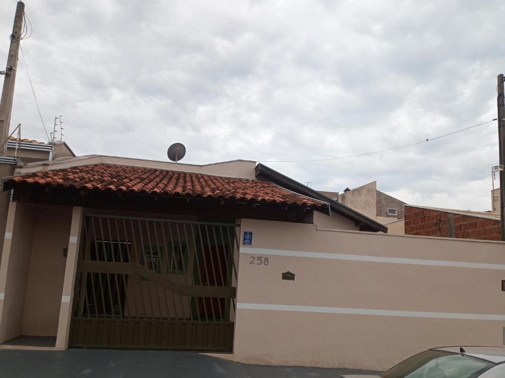 una casa con una puerta y un garaje en Recanto WL, en Olímpia