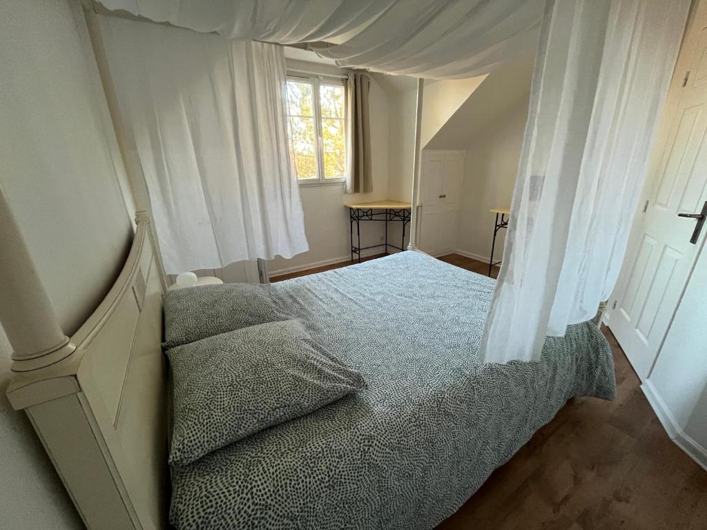 アルドンにあるCottage Duplex golf de Limère prox Orléansのベッドルーム(ベッド1台、窓付)