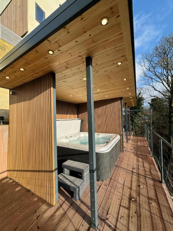 Woodroyd apartments - Suite With Hot Tub