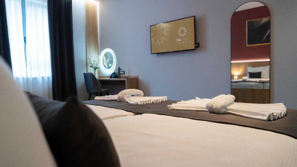 Postel nebo postele na pokoji v ubytování HA Hotel Mostar