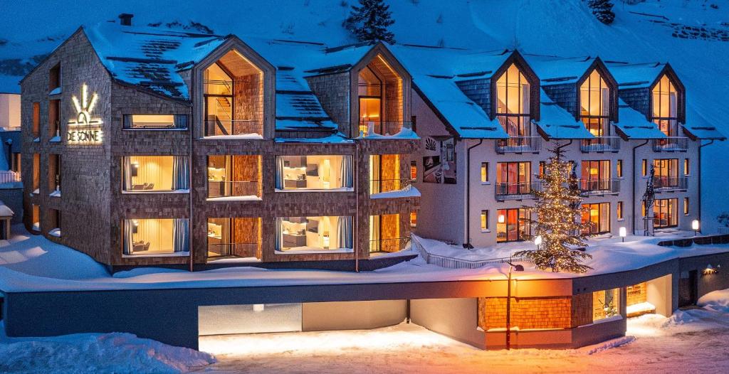 una casa nella neve di notte di Apparthotel Sonne a Obertauern