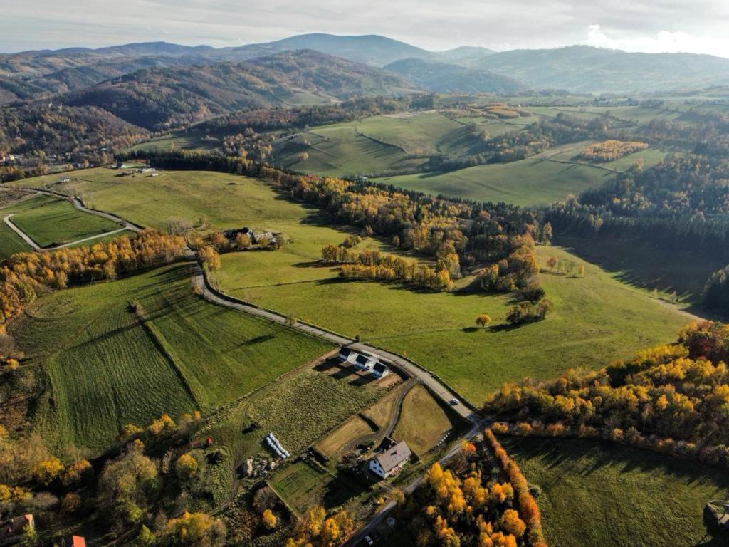 een luchtzicht op een boerderij in de heuvels bij Sosnowe Wzgórze - Wypoczynek w Zagórzu Śląskim 1 in Zagórze Śląskie