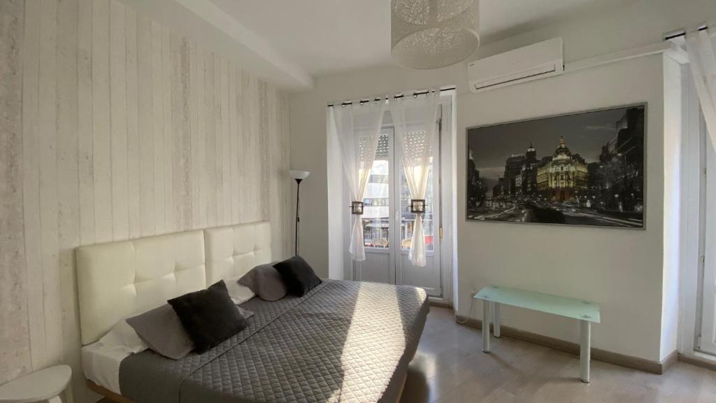 マドリードにあるStay Inn Madridのベッドルーム1室(ベッド1台、大きな窓付)