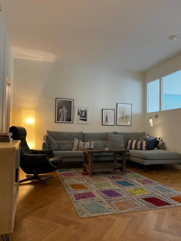 a living room with a couch and a table at Stor lägenhet - 150 meter från havet. in Helsingborg