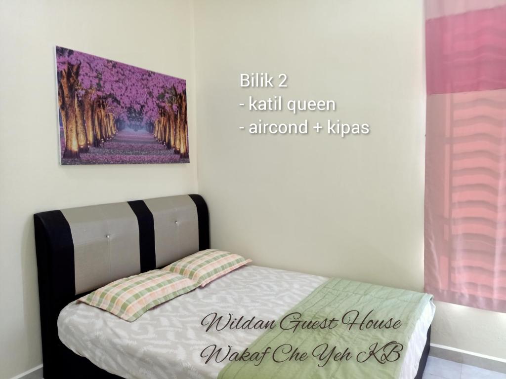 Schlafzimmer mit einem Bett mit Wandgemälde in der Unterkunft Wildan Guest House Wakaf Che Yeh in Kota Bharu