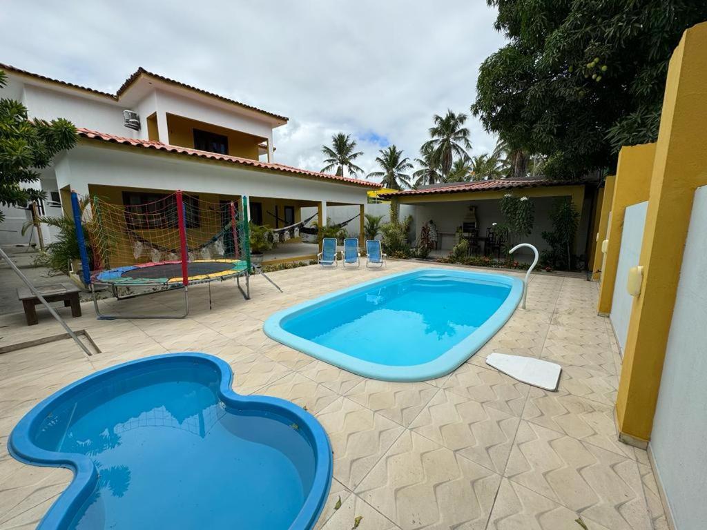 einen Pool im Hof eines Hauses in der Unterkunft Casa Costa Dourada in Porto De Galinhas