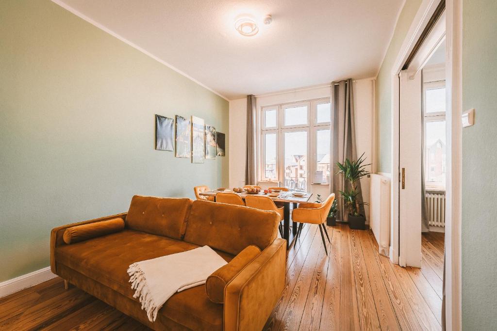 ein Wohnzimmer mit einem Sofa und einem Tisch in der Unterkunft Sadebo Apartments 4 oder 7 Gäste - Parkplatz - Küche - zentral in Lübeck