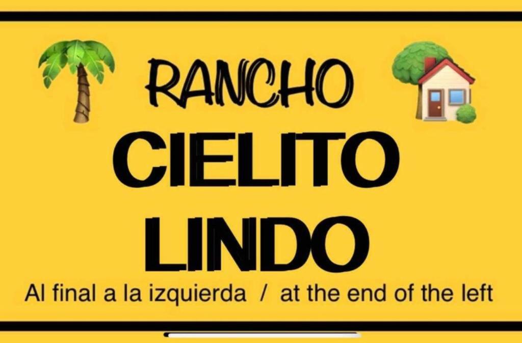 ein gelbes Schild mit den Worten raalo california lindo in der Unterkunft Cielito Lindo Rancho in San Diego