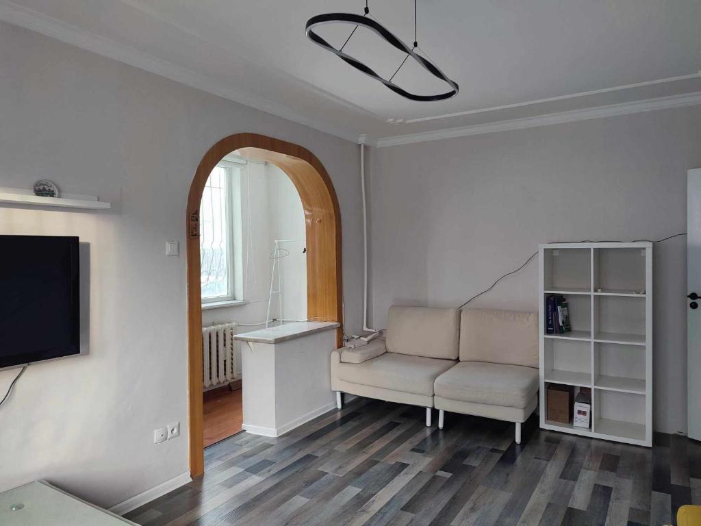 - un salon avec un canapé et une télévision dans l'établissement Downtown cozy flat, à Oulan-Bator
