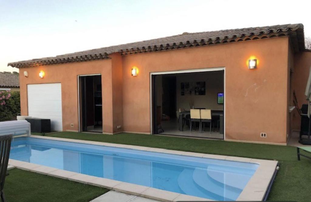Photo de la galerie de l'établissement VILLA contemporaine avec piscine, à Fréjus