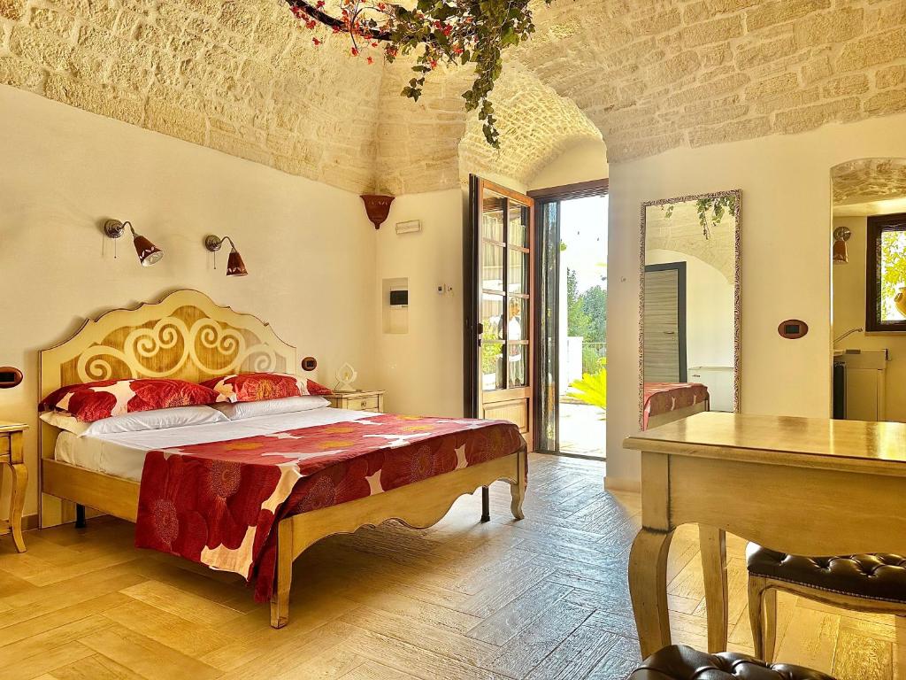 sypialnia z łóżkiem i stołem w pokoju w obiekcie Savito Guest House w mieście Martina Franca