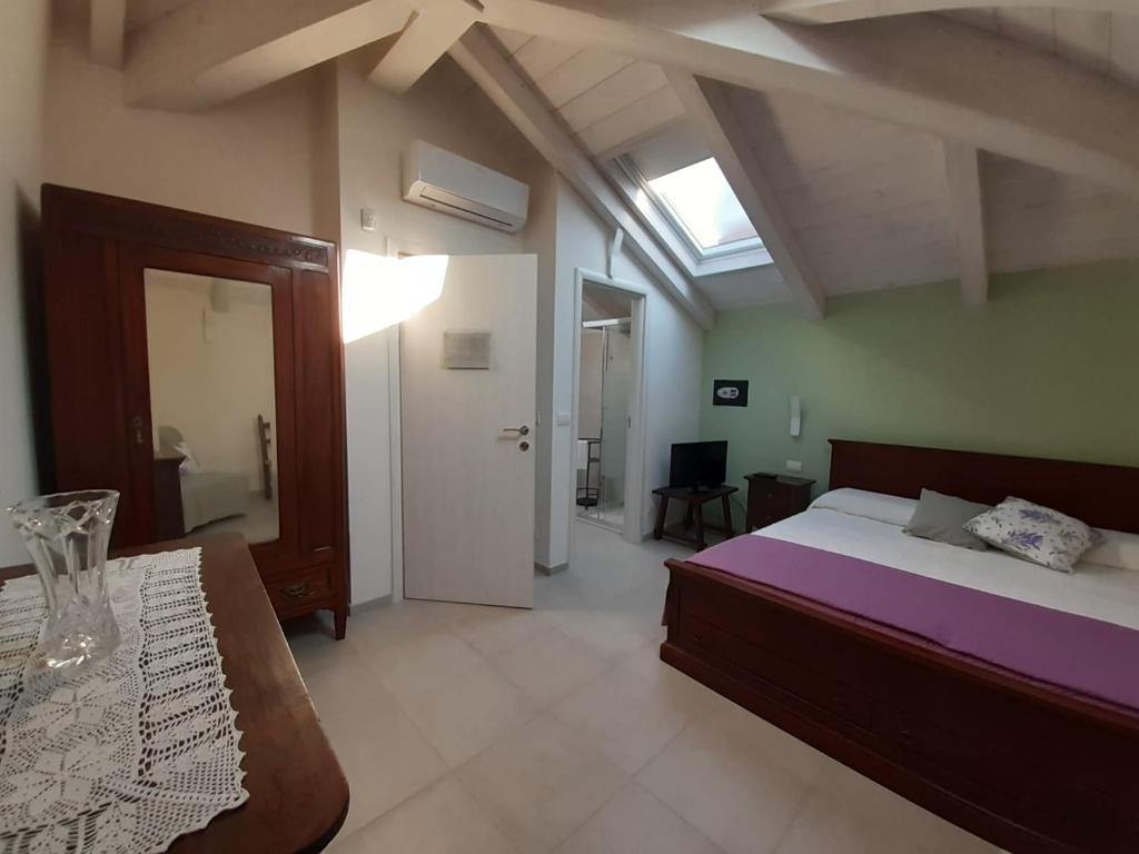 een slaapkamer met een bed en een tafel. bij CASA LAVANDA in Rivoli