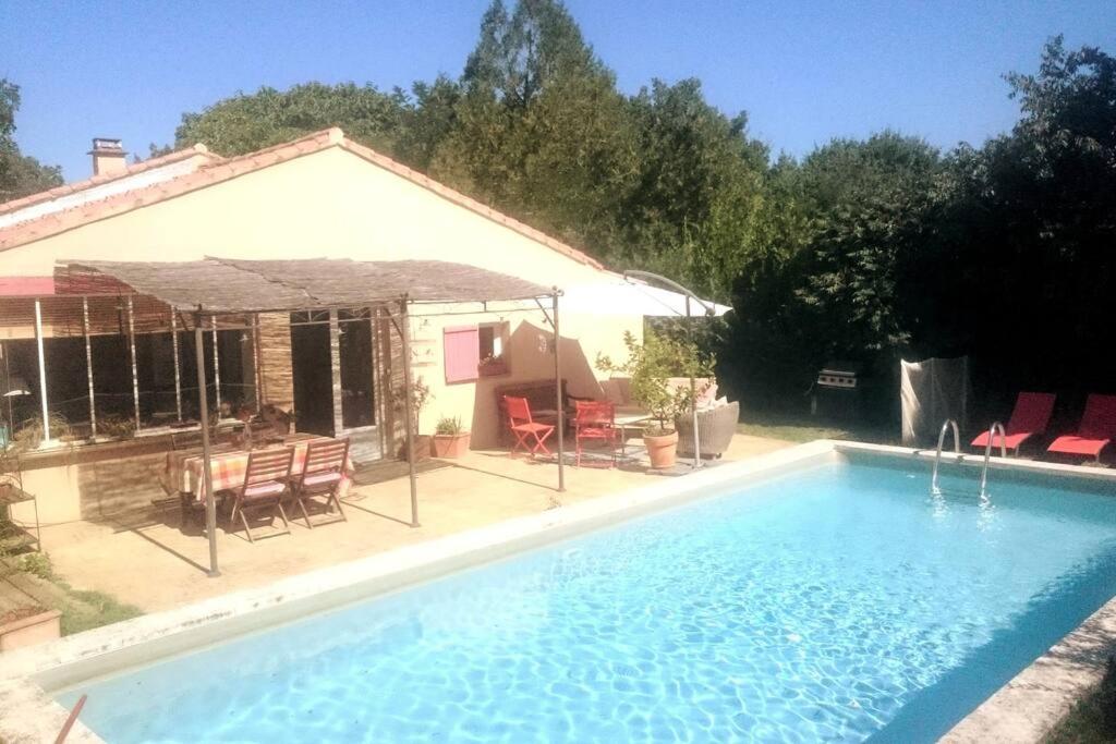 une piscine devant une maison dans l'établissement Au goût du miel. Luberon-Provence., à Maubec