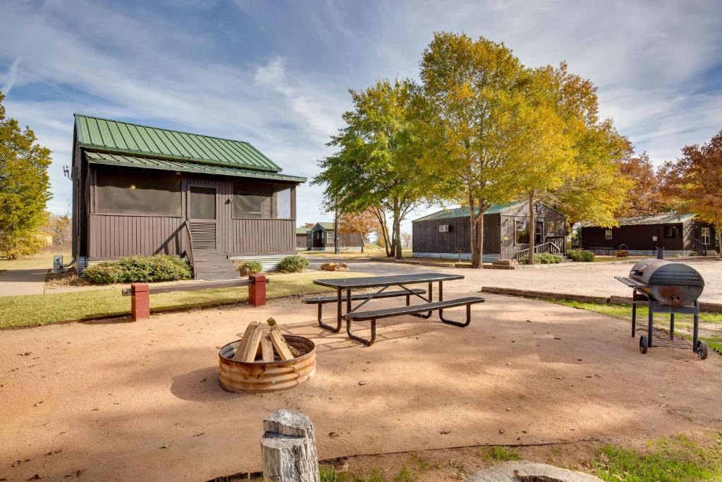 Φωτογραφία από το άλμπουμ του Community Pier Cozy Kerens Cabin! σε Kerens