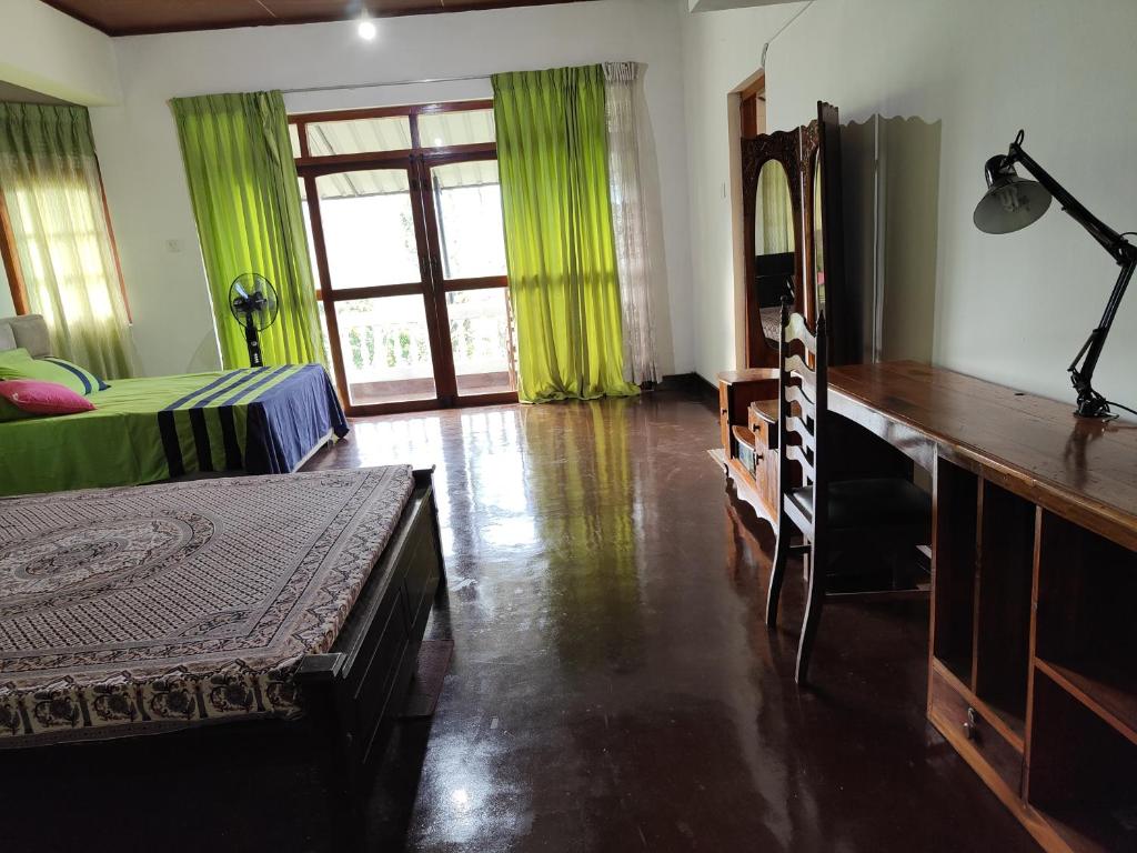 Postel nebo postele na pokoji v ubytování Kandy 43C