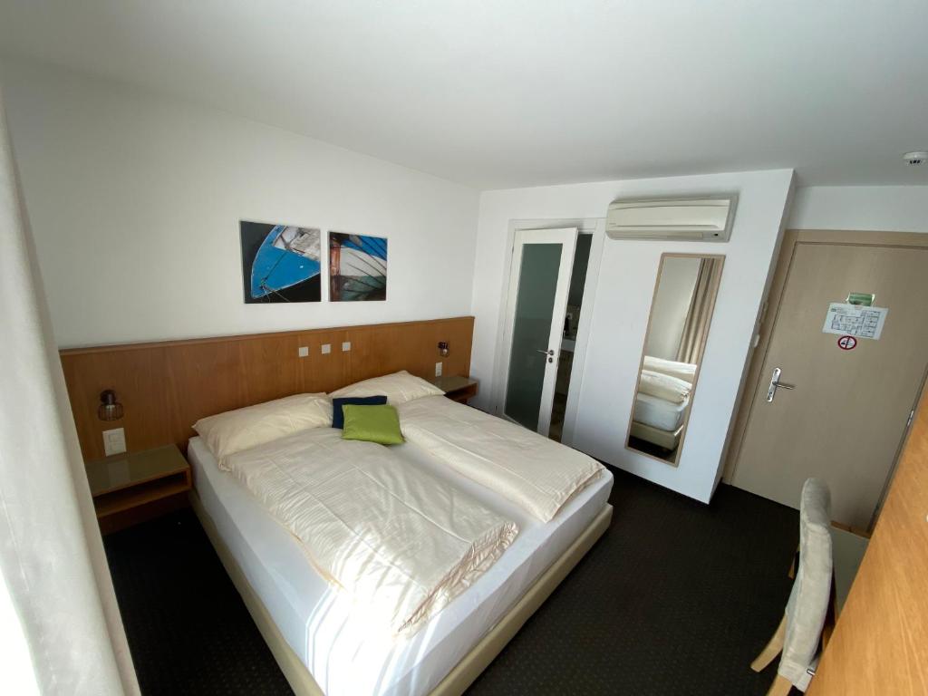 Postel nebo postele na pokoji v ubytování Businesshotel Lux