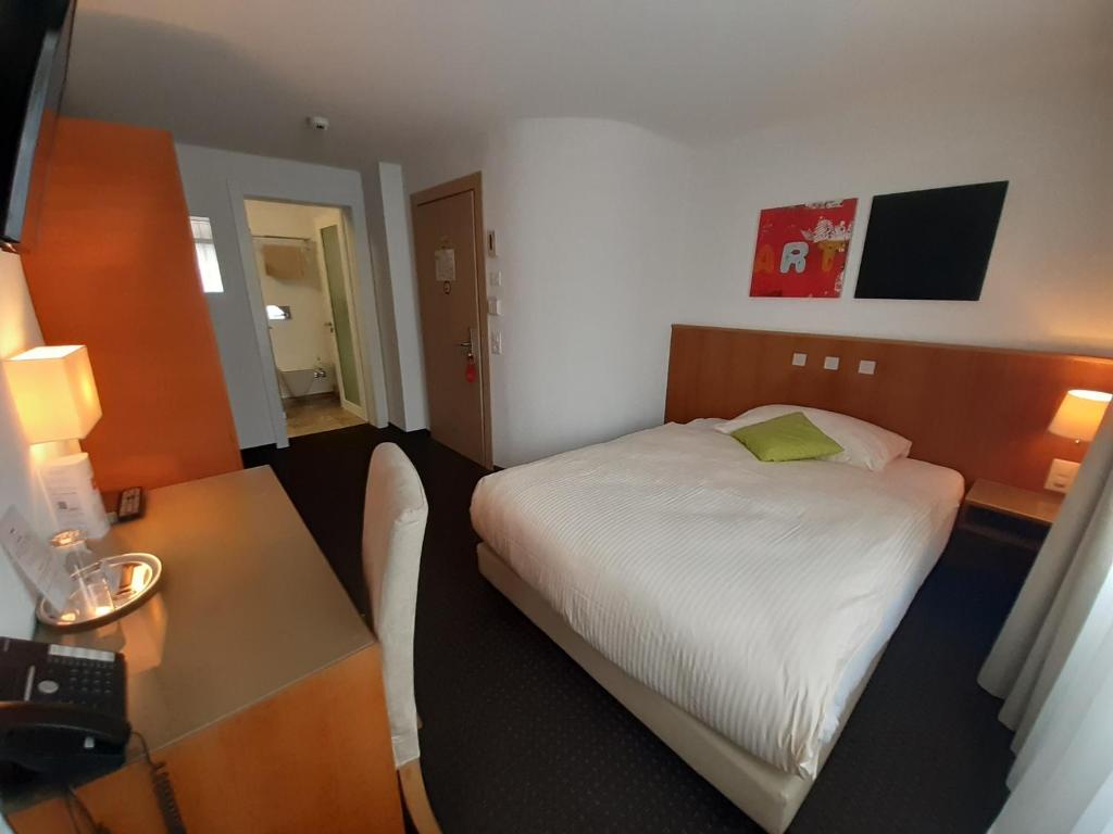 Postel nebo postele na pokoji v ubytování Businesshotel Lux