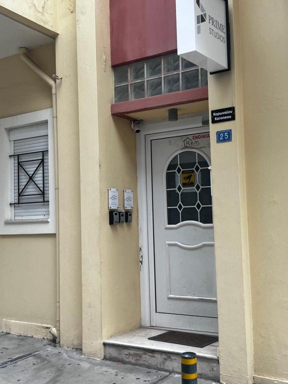 イラクリオン・タウンにあるCentral Studio Semi-basementの門付建物の玄関