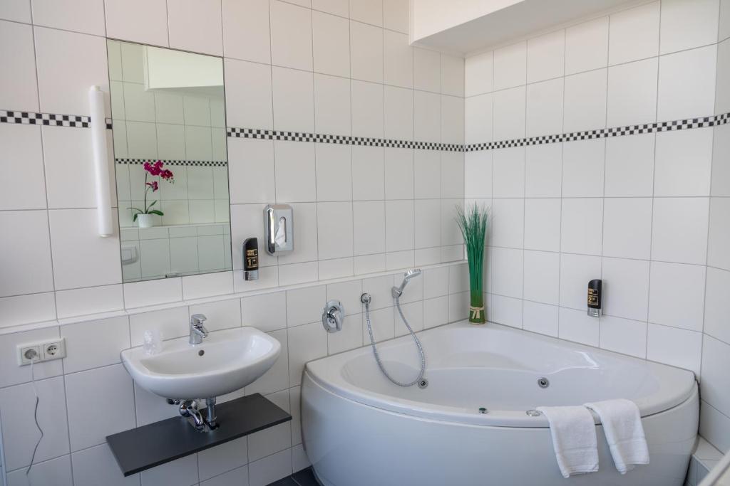 Koupelna v ubytování AUSZEIT DAS HOTEL Asbach-Bäumenheim