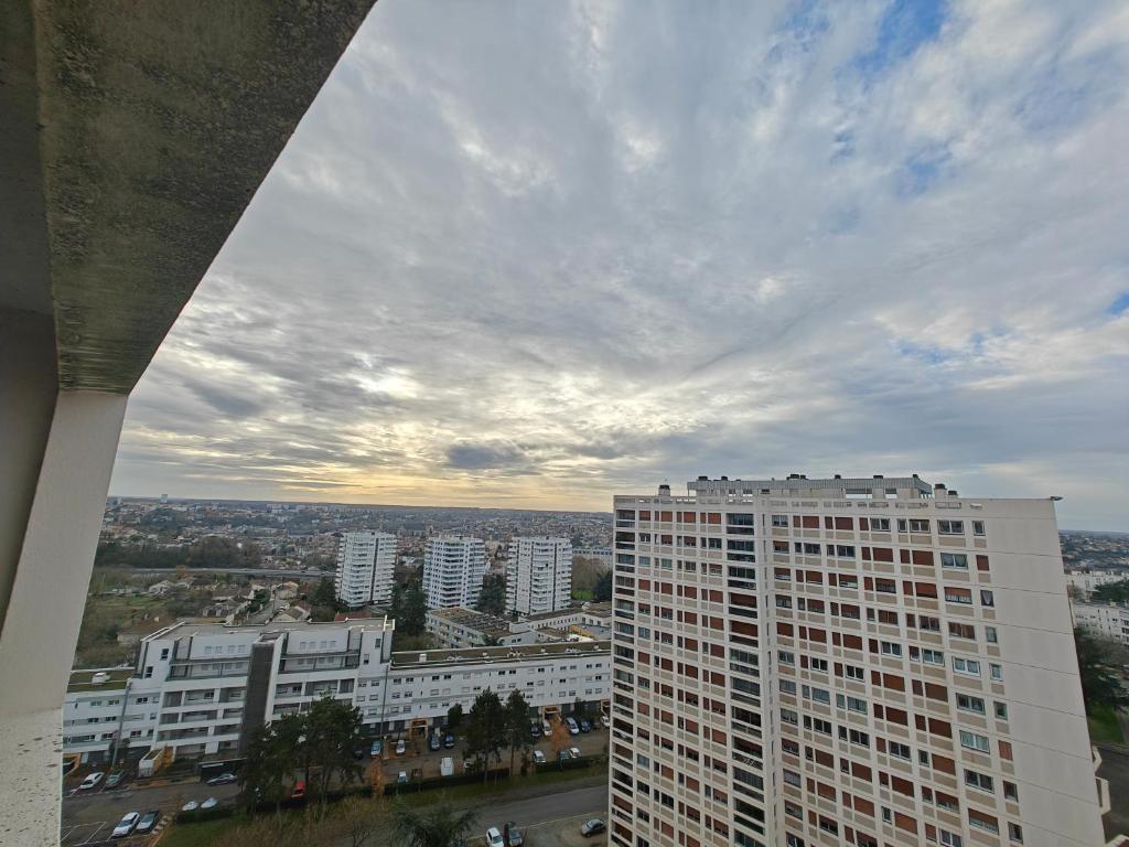 uma vista para uma cidade a partir de um edifício alto em Chambre Poitiers em Poitiers