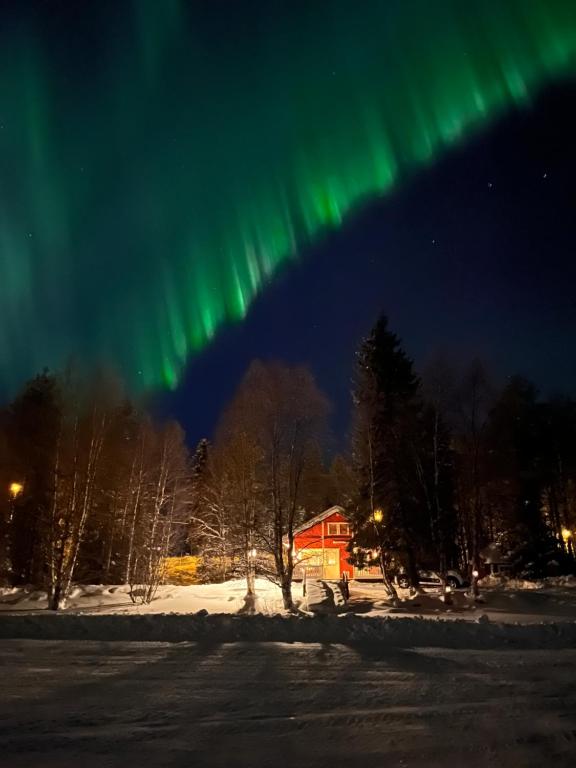 une image de l'aurore dans le ciel au-dessus d'une maison dans l'établissement Ahosen Lomamökit, à Vikajärvi