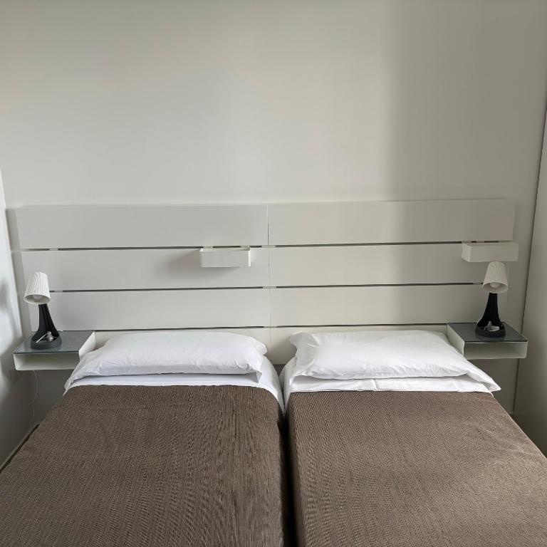 Postel nebo postele na pokoji v ubytování ESSENTIAL ROOM & PARKING in Centro Città con Parcheggio Privato e WIFI