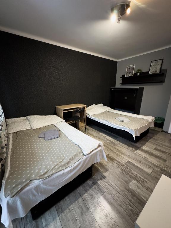 Posteľ alebo postele v izbe v ubytovaní Kwadrat B&B Jałowego