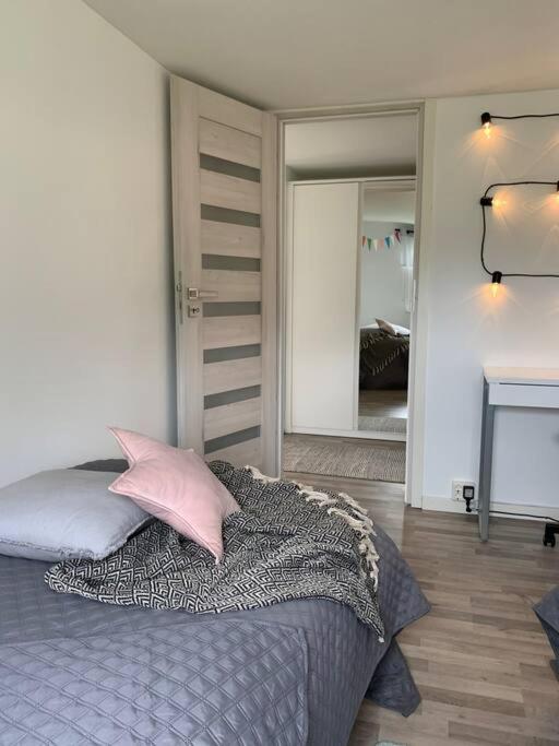 Postel nebo postele na pokoji v ubytování Bo bekvämt i eget hus