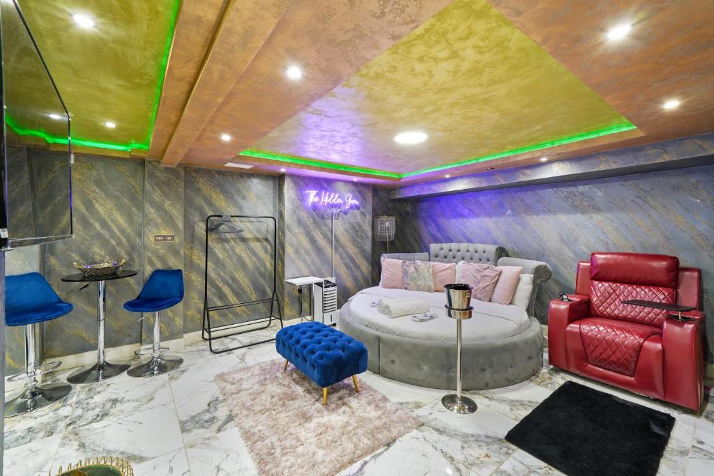 Hidden Gem Lt Properties Jaccuzi bath massage chair Superkingsize bed Parking available - 
