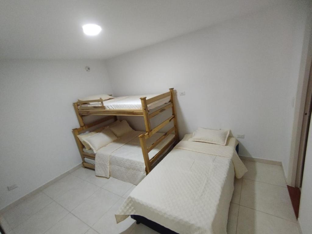 Bunk bed o mga bunk bed sa kuwarto sa BONITO APARTAMENTO CON GARAJE Piscina fuera del alojamiento a 500 mts