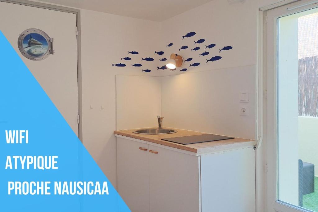 - une cuisine avec des étiquettes de poisson sur le mur dans l'établissement Le Nautilus, à Boulogne-sur-Mer